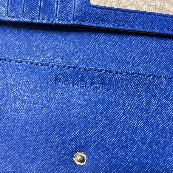 ⭐️⭐️ Women’s pebble leather Michael Kors wallet. Brand new condition. - Picture 6 of 12